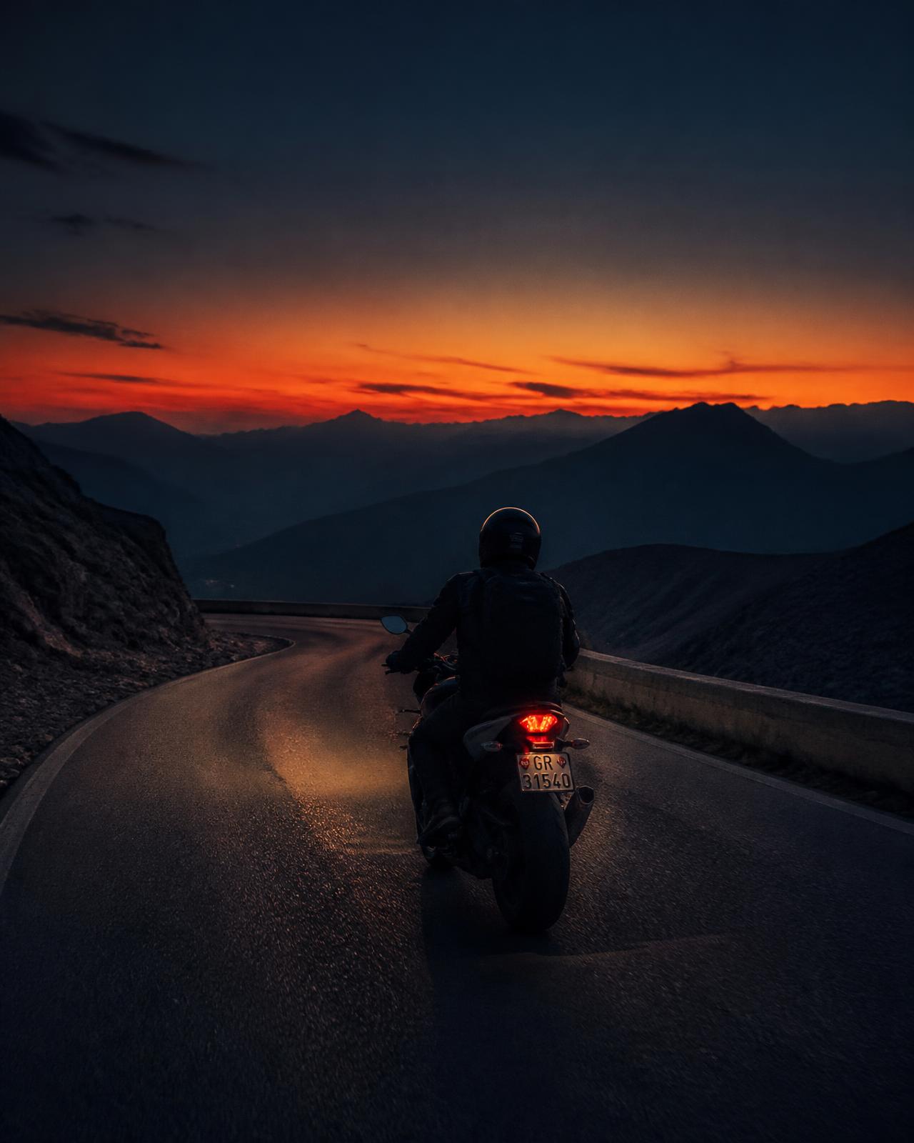 Motard sur une route de montagne